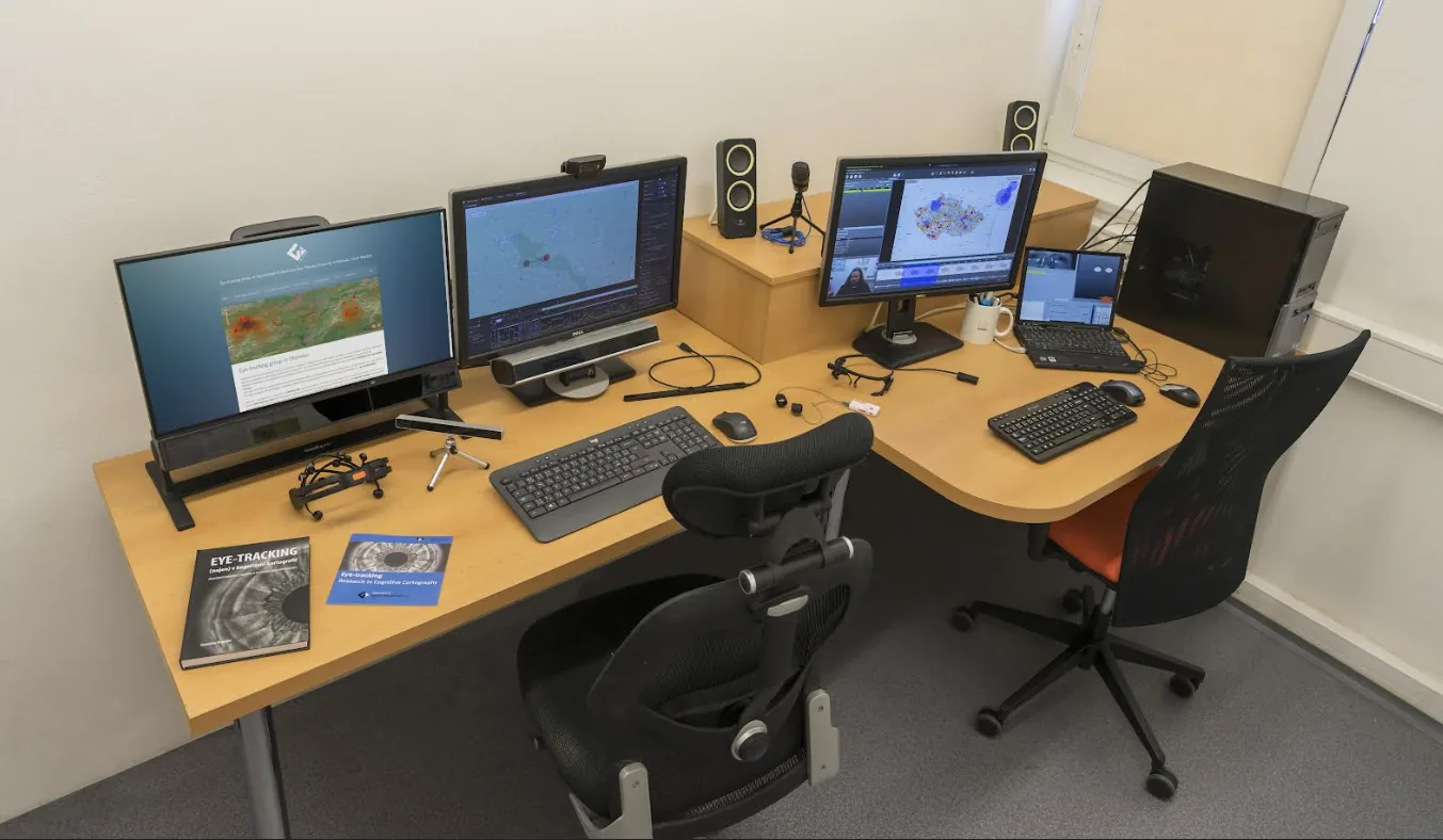 Eye-tracking laboratoř Univerzity Palackého v Olomouci se stacionárními eye-trackery a eye-trackingovými brýlemi